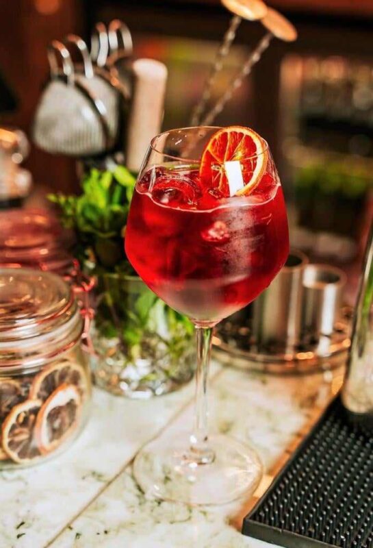 Hibiscus Spritz. Przepis na letni drink z hibiskusa