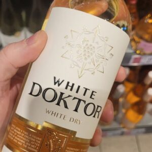 Recenzja Wina: White Doctor White Dry Chardonnay - Elegancja i Kontrowersja w Jednym